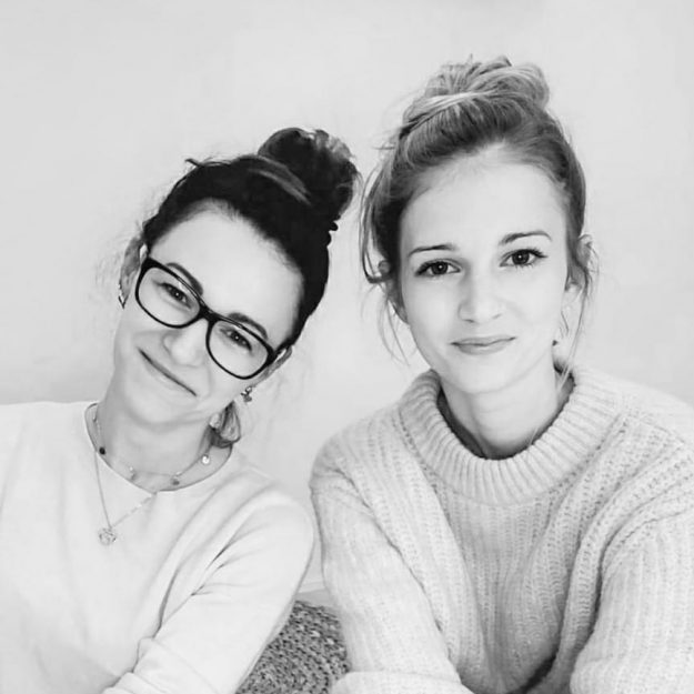 Mandy und Sina in schwarz-weiß