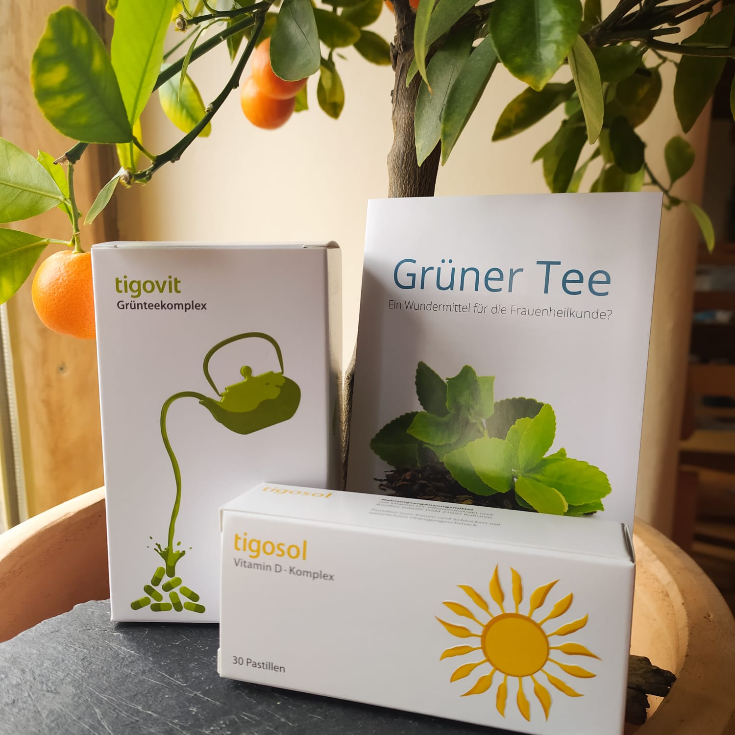 tigovit-Produkte vor einer Pflanze