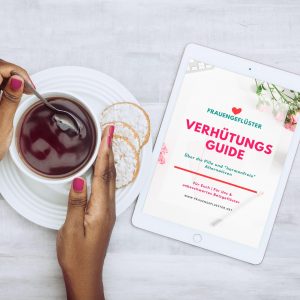 Teetasse und Tablet, das den Verhütungsguide zeigt, von oben